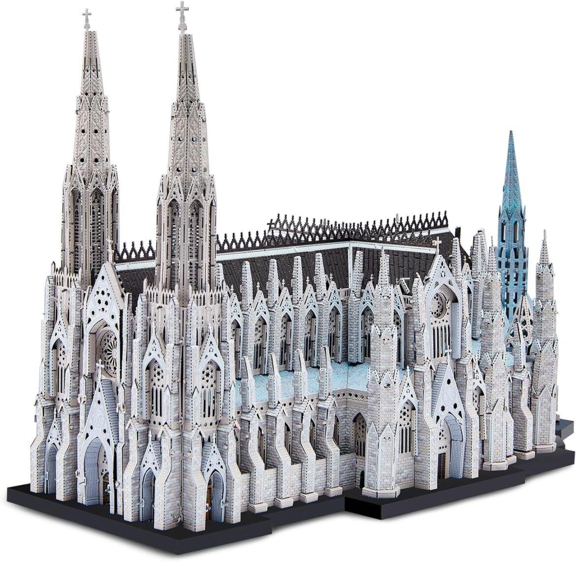 Vous ne croirez pas ce que cache cette maquette de la cathédrale Saint-Patrick 🏰✨